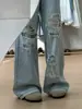 Jeans de mezclilla desgastada con retazos de encaje estilo retro de alta costura americana para mujer, con un diseño holgado, favorecedor y de pierna recta con adornos de moda.