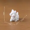Miniatura de West Highland White Terrier, un perrito lindo en movimiento, perfecto para decoraciones DIY de casas de muñecas y como un pequeño adorno de escritorio