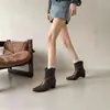Botas Curtas de Couro Marrom Outono e Inverno Novas Simples Aumento Interno de Altura 5cm Bico Fino Botas Femininas Versáteis Elegantes