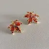 Brincos de Tarraxa Folha de Bordo Vermelha Estilo Coreano para Mulheres Nicho Retro Luxo Leve Sensação de Alto Padrão Brincos Temperamento Versátil Exquisito Moderno Acessórios de Brincos