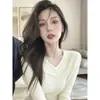 Suéter de punto de alta gama estilo coreano con cuello en V, capa interior tejida, top ajustado para mujer de otoño e invierno, elegante y extremadamente hermoso