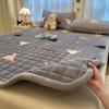 Colchón de Terciopelo de Leche con Borde de Cristal de Dibujos Animados Forro Polar de Invierno Cojín Suave para Dormitorio Sábana de Cama de Terciopelo de Coral Colcha de Colchón Protector de Cama