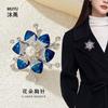 Broche de flor de cristal de lujo de alta gama ambiente de moda otoño e invierno ramillete para ropa pines pequeños delicados de alta gama para mujer