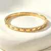Pulseira Quadrada em Aço Titânio com Diamante Incrustado Cor Dourada 18K Colorida Resistente Não Desbota Leve Luxo Simples Fabricante Atacado
