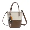 Bolso Cubo de Gamuza Coreana de Contraste Doble Color para Mujer Moda Nueva Otoño e Invierno 2025 Bolso Cruzado Versátil Bolso de Hombro Único