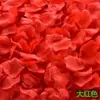 Decoraciones de habitación de boda con temática de rosas, incluyendo flores artificiales, pétalos de flores para esparcir y otros accesorios de boda y propuesta.