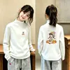 2026 Outono/Inverno Nova Camiseta de Manga Longa para Meninas Camada Base Lã Alemã Infantil Estilosa Quente Crianças Médias e Grandes Top Versátil