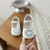 Zapatos de princesa estilo coreano para niñas 2026 primavera-verano nuevos moda infantil sandalias de cuero bebé suela suave zapatos de baile con strass