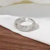 [Personalizado] Anillo de Rombos Huecos de Dos Tonos con Diamantes y Trébol de Cuatro Hojas para Mujer Incrustado con Circonita Fina Brillante Anillo Abierto Creativo