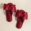 Zapatillas de boda para niña con lazo dulce Sandalias festivas de boda para hombres y mujeres Parejas Sandalias directo de fábrica una generación de pelo