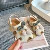 Sandalias para Niñas Dedo 2025 Verano Nuevo Estilo Coreano Lindo Pequeña Princesa Flor Zapatos de Playa Zapatos Birkenstock para Niños