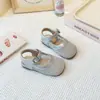 Sapatilhas Vazadas de Tela Estilo Coreano para Meninas Verão 2025 Novas Sandálias Rasteirinhas Estilo Fada Sapatos de Rede de Peixe