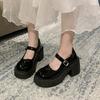 Sapatos de couro pequenos franceses femininos fivela de uma palavra primavera, verão e outono sapatos de boca rasa femininos 2024 salto grosso fundo grosso sapatos de vento de fada atacado