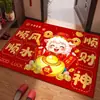 Felpudo con temática de ovejas de dibujos animados para la entrada, adecuado para uso doméstico, con un diseño festivo rojo para el Año Nuevo 2027, creando una atmósfera alegre y celebratoria