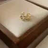 Arete Curvo de Cinco Circonitas de Alta Gama Dongdaemun Coreano para Mujer, Elegante y Genial Arete de Personalidad Estilo Ins