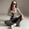 Conjunto de ropa deportiva cálida con terciopelo, corte ajustado, cuello alto, cárdigan deportivo, pantalones de yoga estilo falda que cubren la cadera, conjunto para mujer