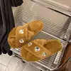 Zapatillas peludas de moda con pedrería para mujer, de punta abierta, nuevas zapatillas de suela plana, cómodas y cálidas con tiras cruzadas 2026