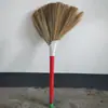 Escoba marrón antigua para barrer pisos de cemento en patios, caminos de fábricas al aire libre, saneamiento, uso doméstico, escoba grande engrosada al por mayor