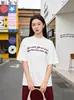 Camiseta Masculina com Estampa Floral Curva Estilo Inglês Manga Curta Verão 2026 Novo Estilo Simples Retrô Solta Casual para Mulheres