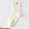 Calcetines de Primavera y Verano para Mujer con Etiquetas de Tela, Color Sólido, Calcetines de Media Pantorrilla, Transpirables, Calcetines de Algodón Absorbentes del Sudor, Calcetines Casuales Deportivos para Estudiante, Calcetines Caídos