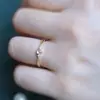 Anillo Redondo Incrustado de Calcedonia Imitación Vidrio Luna Blanca, Estilo Lujo Ligero, Joyería Simple y Versátil, Accesorio de Mano con Diseño de Nicho