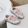 Zapatillas deportivas para niña, estilo dulce con lazo, zapatillas de entrenamiento alemanas, nuevo modelo primavera 2026, zapatos de bebé para niños con suela blanda