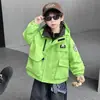 Jaqueta de Esqui Corta-Vento Três em Um de Outono para Meninos Roupas de Exterior Infantis Outono 2026 Novo Estilo Macacão com Capuz para Bebês Meninos