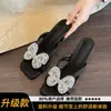 Sandalias de mujer estilo francés con pedrería de mariposa para uso en exteriores, nuevo diseño versátil 2026, tacón fino, sandalias de piscina cuadradas de tacón alto sin cordones