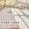 Un juego de tres piezas de cubrecamas hecho de gasa de doble capa y tejido Tencel de tacto fresco, adecuado para uso doméstico, y que se puede usar como protector de colchón o colcha
