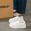Zapatillas blancas de suela gruesa ultraligeras para mujer, zapatillas deportivas casual versátiles de moda, nuevo modelo de otoño, zapatos ligeros que aumentan la altura