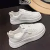 Zapatos cómodos de suela blanda de piel de vaca de primera capa para mujer, nuevo estilo casual de zapatillas blancas para principios de otoño 2026