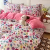 Juego de ropa de cama de cuatro piezas con forro polar para invierno, con tejido de leche polar suave, cómodo y de alta densidad, y un juego de sábanas de tres piezas con temática de cachorros de lunares