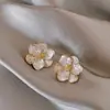 Brincos de Pérola com Flor 2026 Novos Populares, Design de Nicho com Sensação de Luxo, Brincos de Stud Ultra-Fada Leve Luxo Pétala