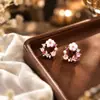 Brincos de Coroa de Flor de Cerejeira em Ouro Rosa Incrustados com Diamantes Coloridos Rosa e Pérolas, Borboleta Tridimensional, Estilo Delicado, Acessórios Exquisitos para Meninas