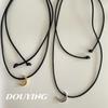 Collar de cuerda de cuero tejido con luna de metal estilo ins, estilo coreano Dongdaemun REINA, con cadenas de cuerda negras para mujer.
