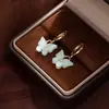 Brincos Jovens e Estilosos com Design Semelhante aos Seus, Apresentando Pingentes de Borboleta em Imitação de Madrepérola, Oferecendo um Toque de Luxo Leve e Sofisticado, Semelhantes aos Acessórios de Kim Ji-Ni