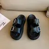 Pantuflas de suela gruesa para usar al aire libre, nuevo estilo de moda verano 2026, sandalias versátiles casuales de alta gama de una sola tira para mujer con suelas de plataforma