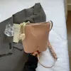 2025 Nuevo Bolso Cruzado Moda Nicho Simple Bolso de Hombro Portátil para Viaje Pequeño Bolso Tejido Cruzado para Mujer