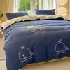 Juego de ropa de cama fresco y sencillo de cuatro piezas cuidadosamente seleccionado, funda de edredón de verano, juego de tres piezas para dormitorio de estudiante, ropa de cama de dibujos animados de una pieza