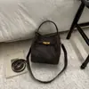 Bolso de Hombro Cruzado Tipo Cubo Versátil Casual Estilo Retro de Nicho para Mujer 2026