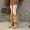 Botas curtas sexy de salto plataforma estilo retrô francês com bico fino para mulheres, novidade outono 2026, botas de salto empilhado leves, estilosas e versáteis