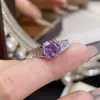 Anel Aberto Elegante de Luxo Leve Octogonal Corte Rosa Corte Milênio Pedra Colorida de Três Flores Cheio de Diamantes Deslumbrante de Alta Qualidade