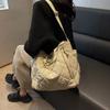 Bolsas novas de outono e inverno 2023 transfronteiriças bolsa tote de grande capacidade bordado com linha de bordado em losango bolsa de ombro acolchoada de algodão para meninas