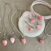 Colar Pingente de Morango Rosa Degradê e Anel Feminino, Temperamento Doce e Fofo, Corrente de Suéter Choker Fashion
