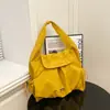Bolsa tote casual estilo coreano con cierre de broche de presión tipo tapa abatible, con un ambiente relajado, plisado, simple y casual, adecuada para parejas, para ir al trabajo, bolso de hombro