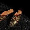 Primer Encuentro con el Zapato de Medio Uso Cuadrado Hueco Plisado de Estilo Francés con Hebilla Metálica, Adecuado para que las Mujeres lo Usen Afuera en Verano