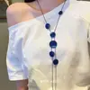 Collar Largo Asimétrico de Disco Blanco Super Azul Klein para Mujer 2025 Nuevo Accesorios de Collar de Clavícula de Gama Alta