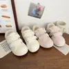 Zapatillas de entrenamiento alemanas con terciopelo para mujer invierno 2026 muy bonitas de velcro sin cordones engrosadas cálidas de doble algodón zapatos de estudiante blancos