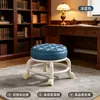 Popular taburete pequeño con ruedas giratorias para uso doméstico, taburete bajo de acrílico con ruedas, una herramienta práctica para cuidar a los niños en la sala de estar, asiento móvil para trabajos de costura