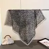 Lenço Quadrado Pequeno de Algodão e Linho com Estampa de Leopardo em Blocos de Cor e Espinha de Peixe Lenço de Cabeça Imitação Veludo Xale Proteção Solar Lenço de Pescoço Lenço Feminino